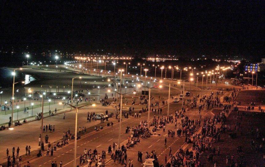 Vista noctura de la costanera