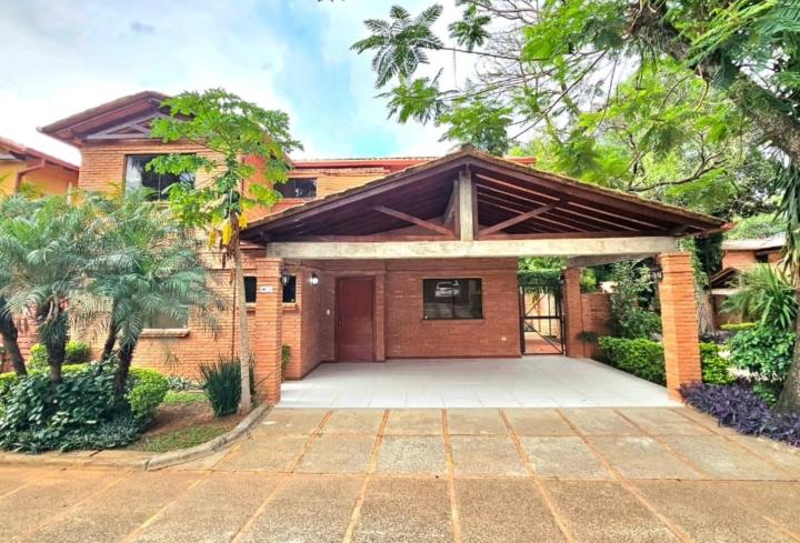 Oportunidad US$ 210,000.- Zona Pinedo; Barrio Cerrado Boulevard Loma Alta; Hermosa y Amplia Casa