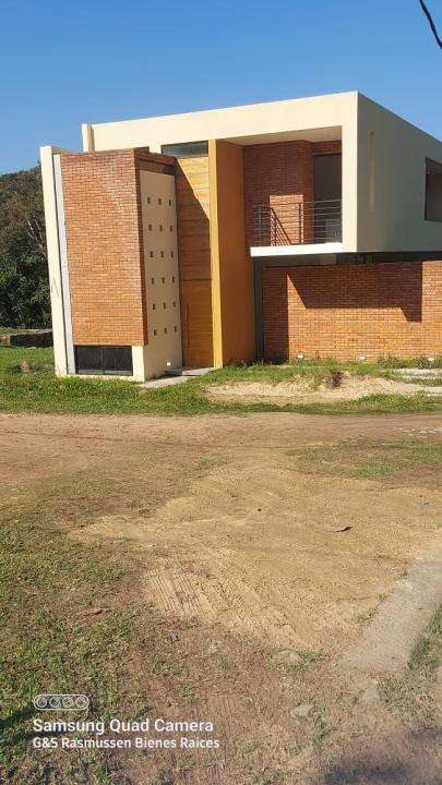Vendo casa estilo moderno en oferta. Lambaré, pegado al yacht y golf \u26f3\ufe0f club. 